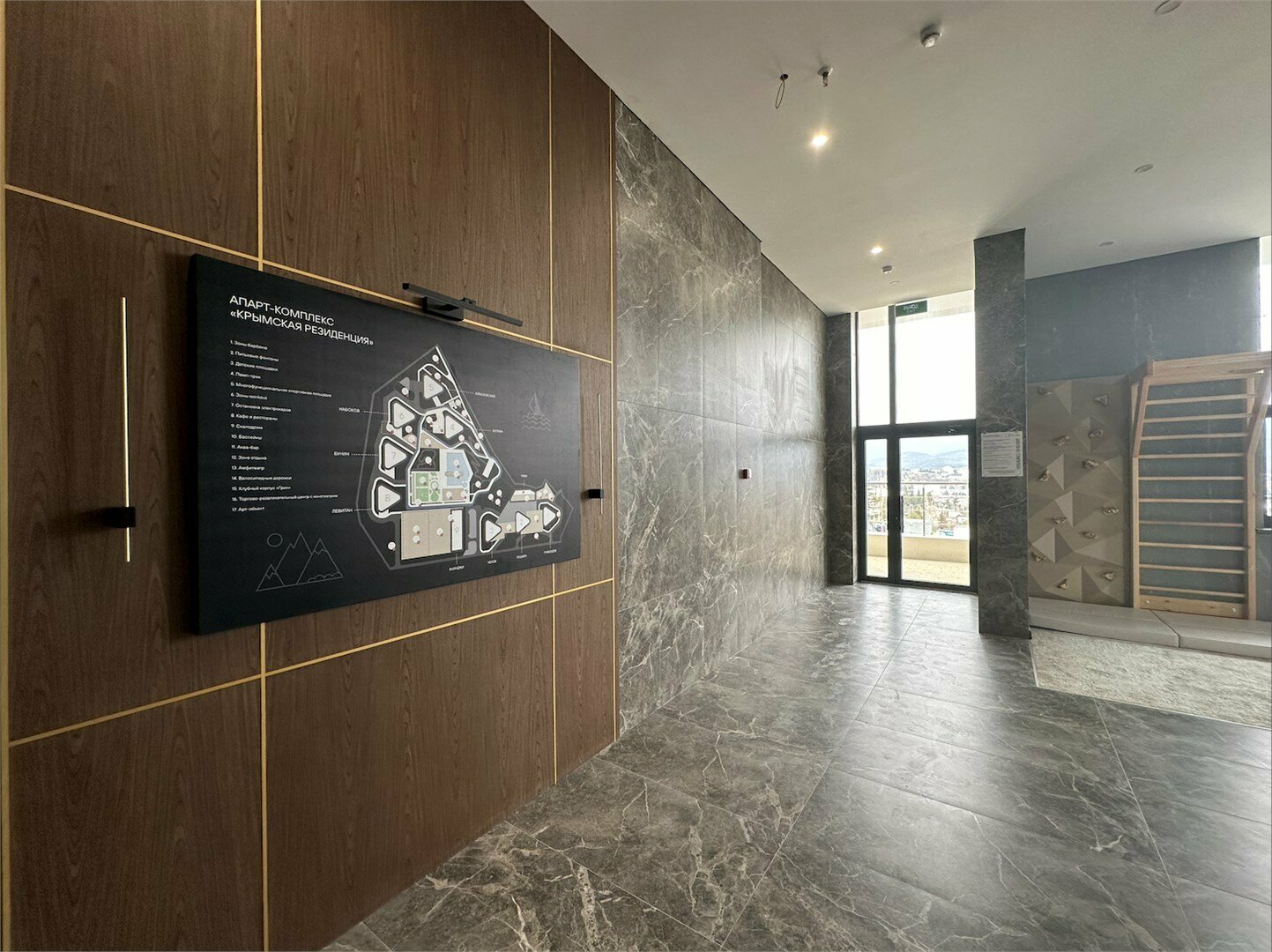 Дизайнерская студия LS-FAMILY COMFORT  летние теплые дни в Алуште - вид на горы с 4 этажа