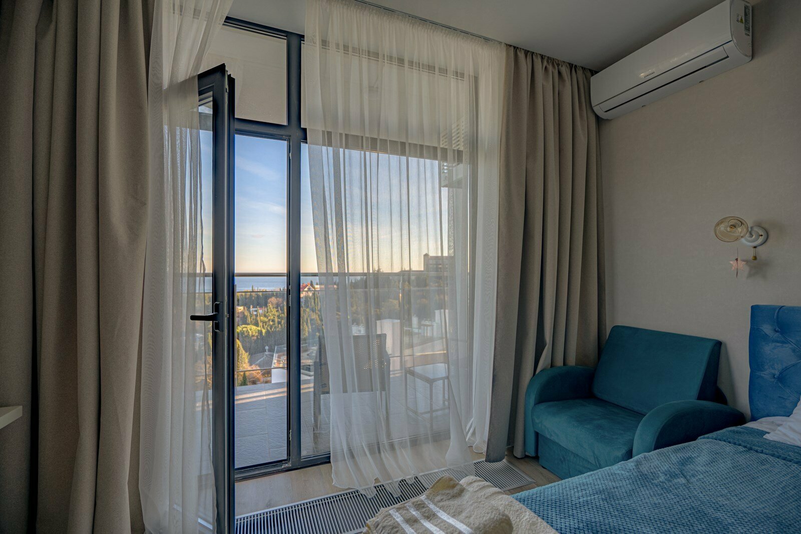 Дизайнерская студия LS-BLUEBERRY ягодных оттенков лета в Алуште - вид на море с 4 этажа