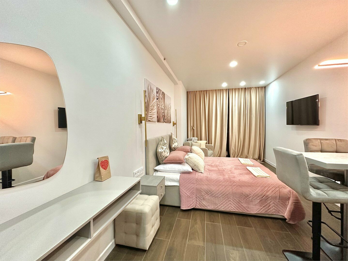 Дизайнерская студия  LS-LUX-SWEET CARAMEL сладкий вкус лета в Алуште - вид на море с 3 этажа