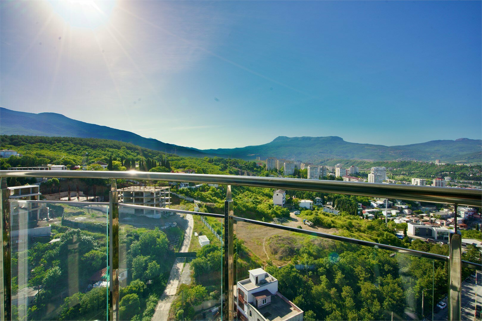 Апартаменты с отдельной спальней LS-FLOWERS TEA ароматы цветочного чая  в Алуште - вид на горы и море с 15 этажа