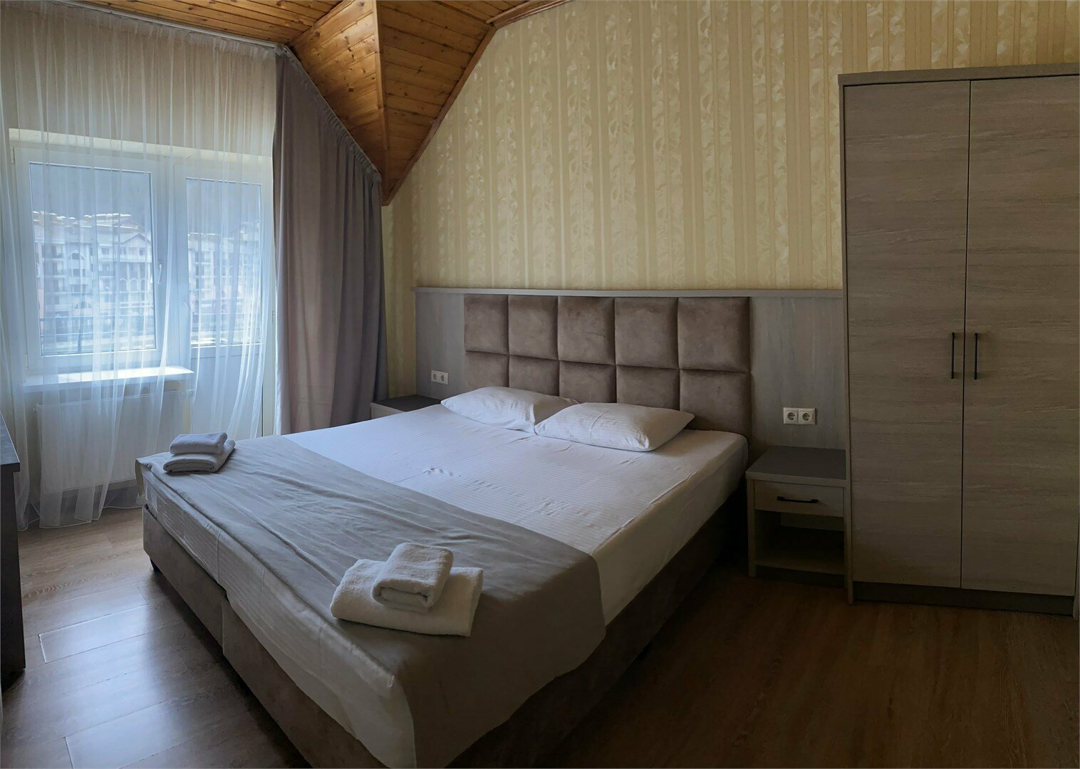 Стандартный двухместный номер с 2 отдельными кроватями и общей ванной комнатой