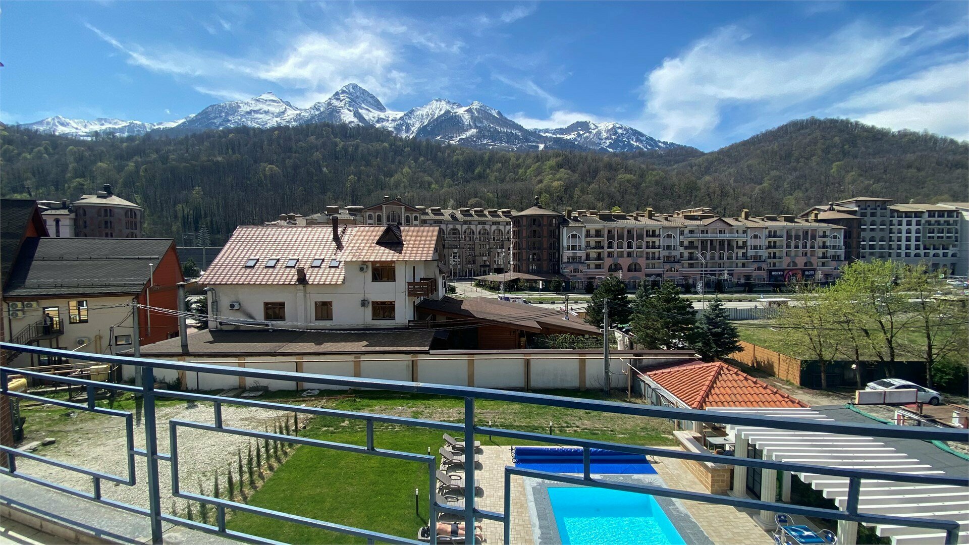 Стандартный двухместный номер с 2 отдельными кроватями и общей ванной комнатой