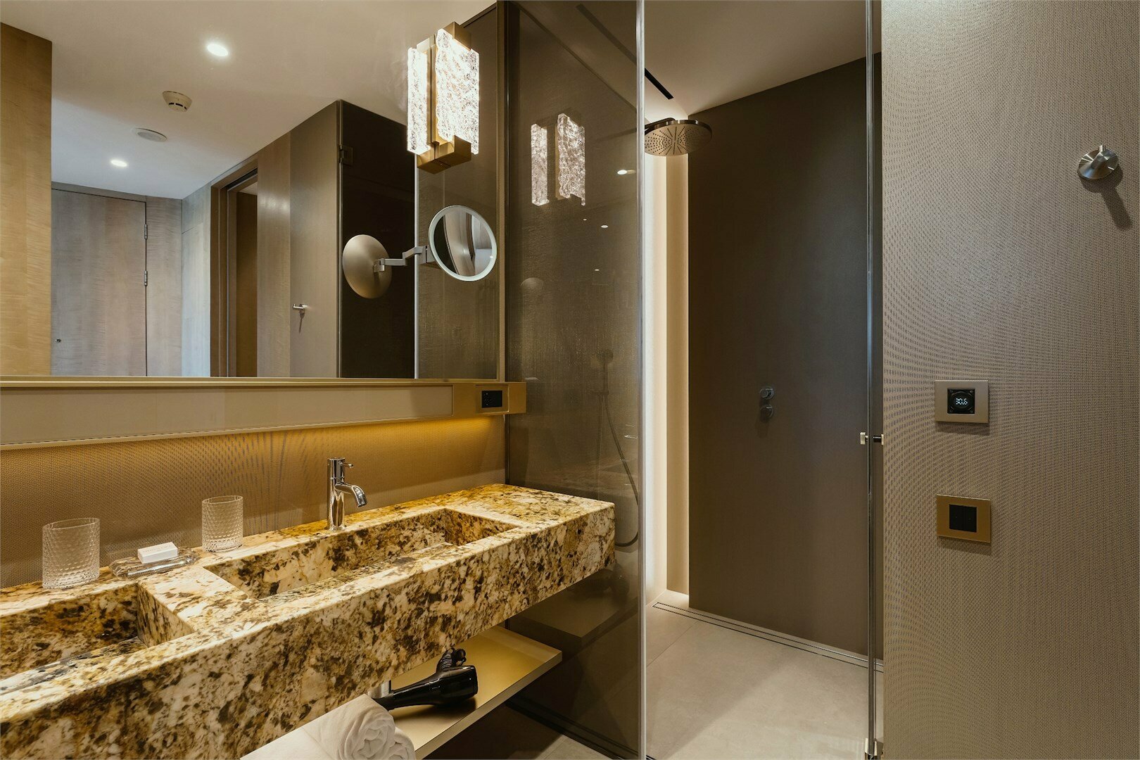 Делюкс Шарм с видом на горы/сад (одна кровать)