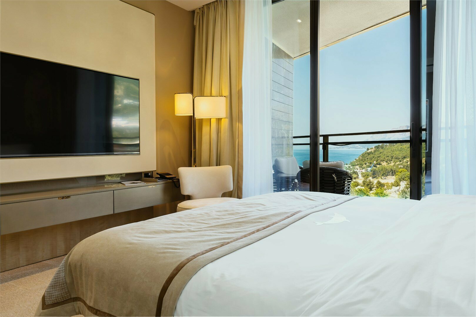 Делюкс Шарм с видом на горы/сад (одна кровать)