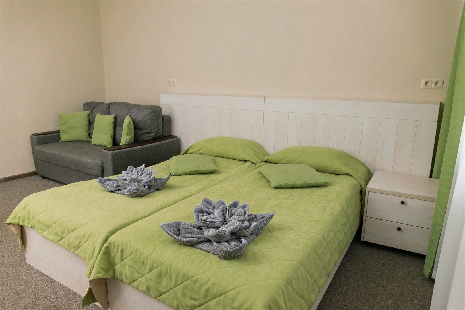 Семейный стандарт корпус у бассейна