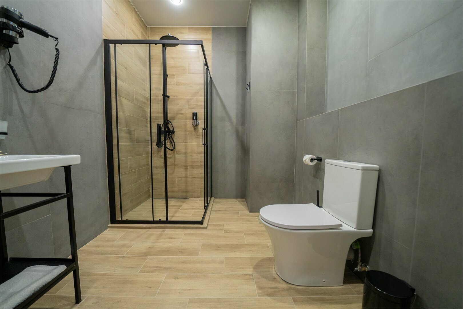 Односпальная кровать в общем номере для женщин