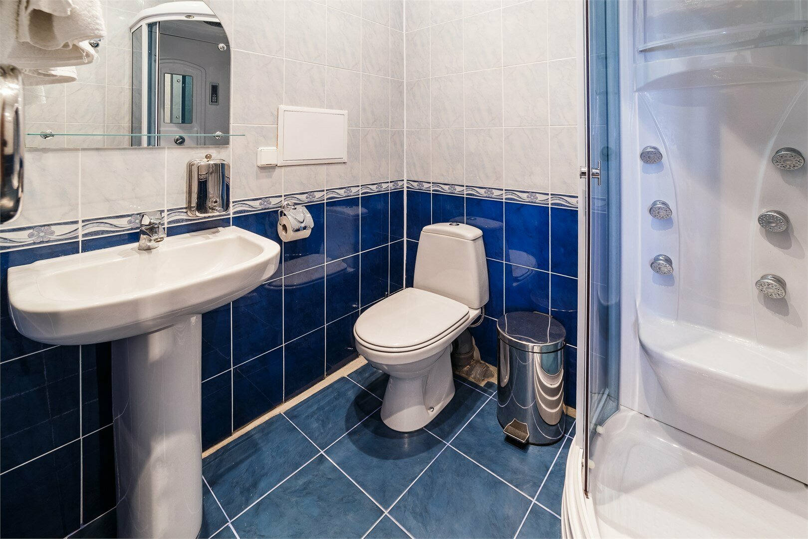 Двухкомнатный люкс с 1 двуспальной и 2 раздельными кроватями