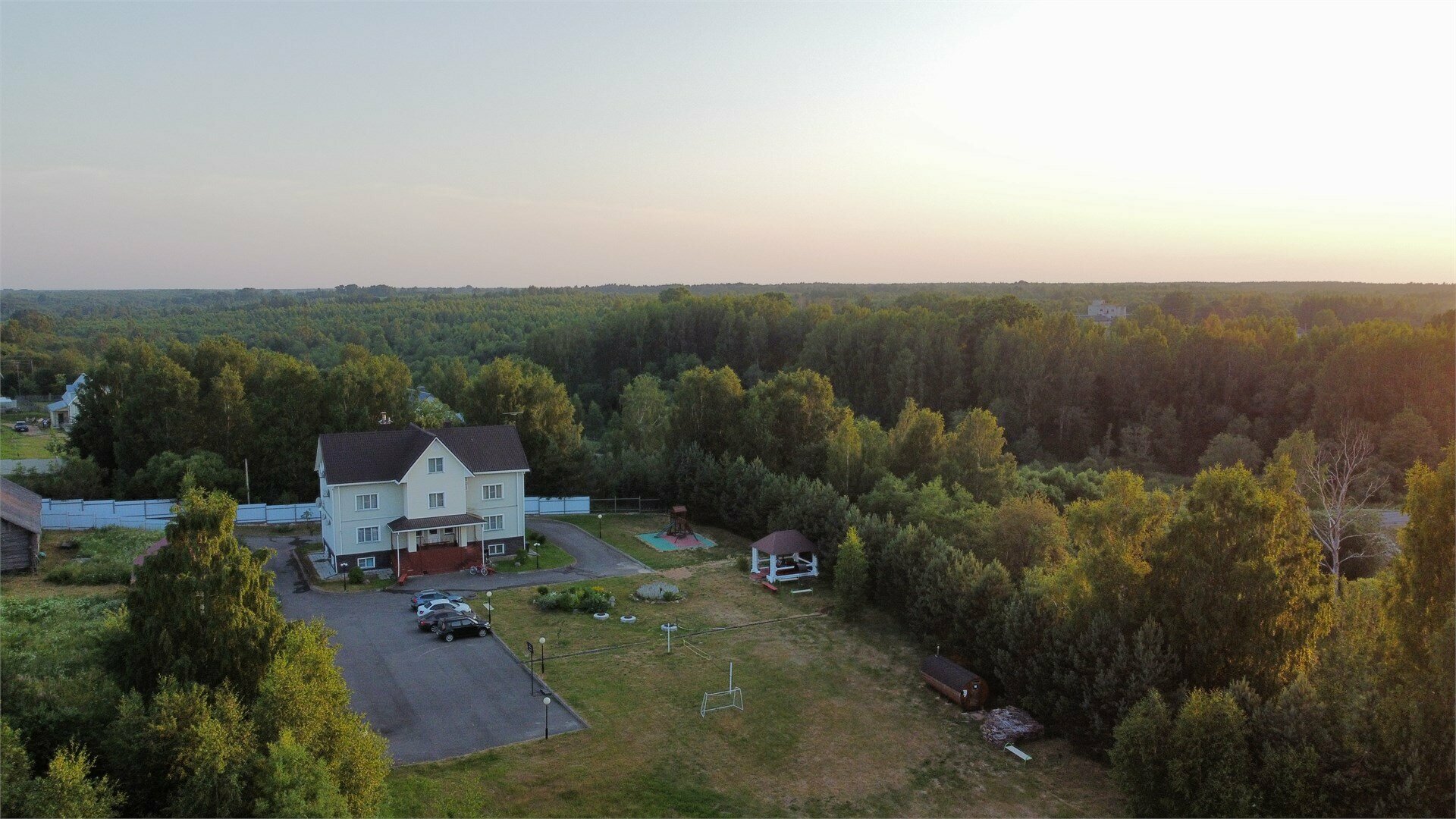 Двухкомнатный люкс с 1 двуспальной и 2 раздельными кроватями