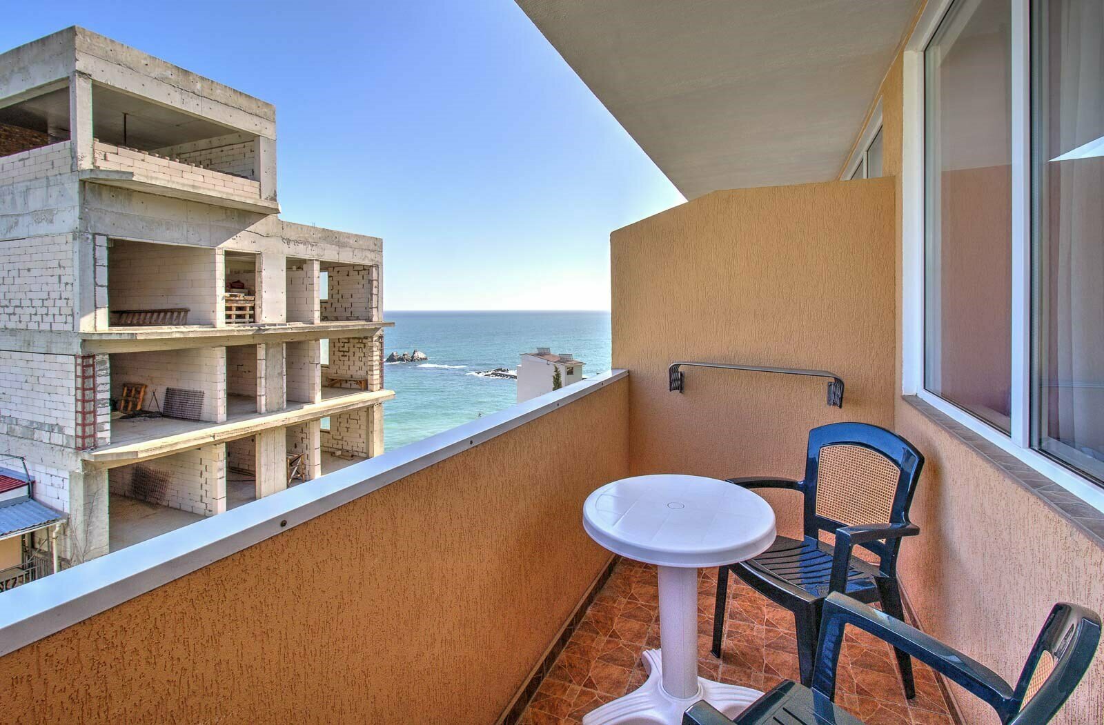 Стандарт боковой вид на море с балконом. Находятся во втором корпусе,  обратите внимания что подъем к корпусу по ступенькам через внутренний дворик Отеля. Парковки,Лифта нет!