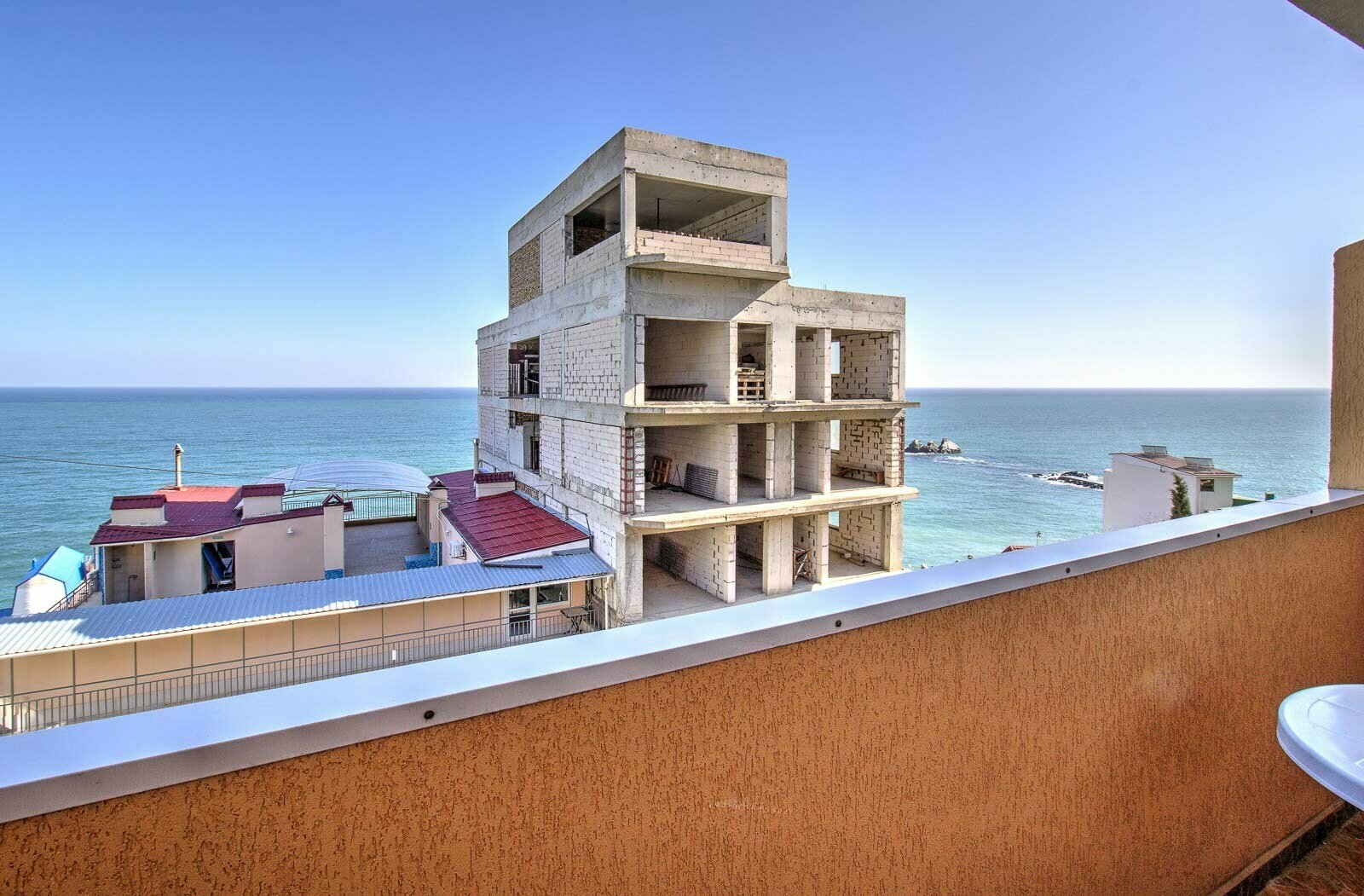 Стандарт боковой вид на море с балконом. Находятся во втором корпусе,  обратите внимания что подъем к корпусу по ступенькам через внутренний дворик Отеля. Парковки,Лифта нет!