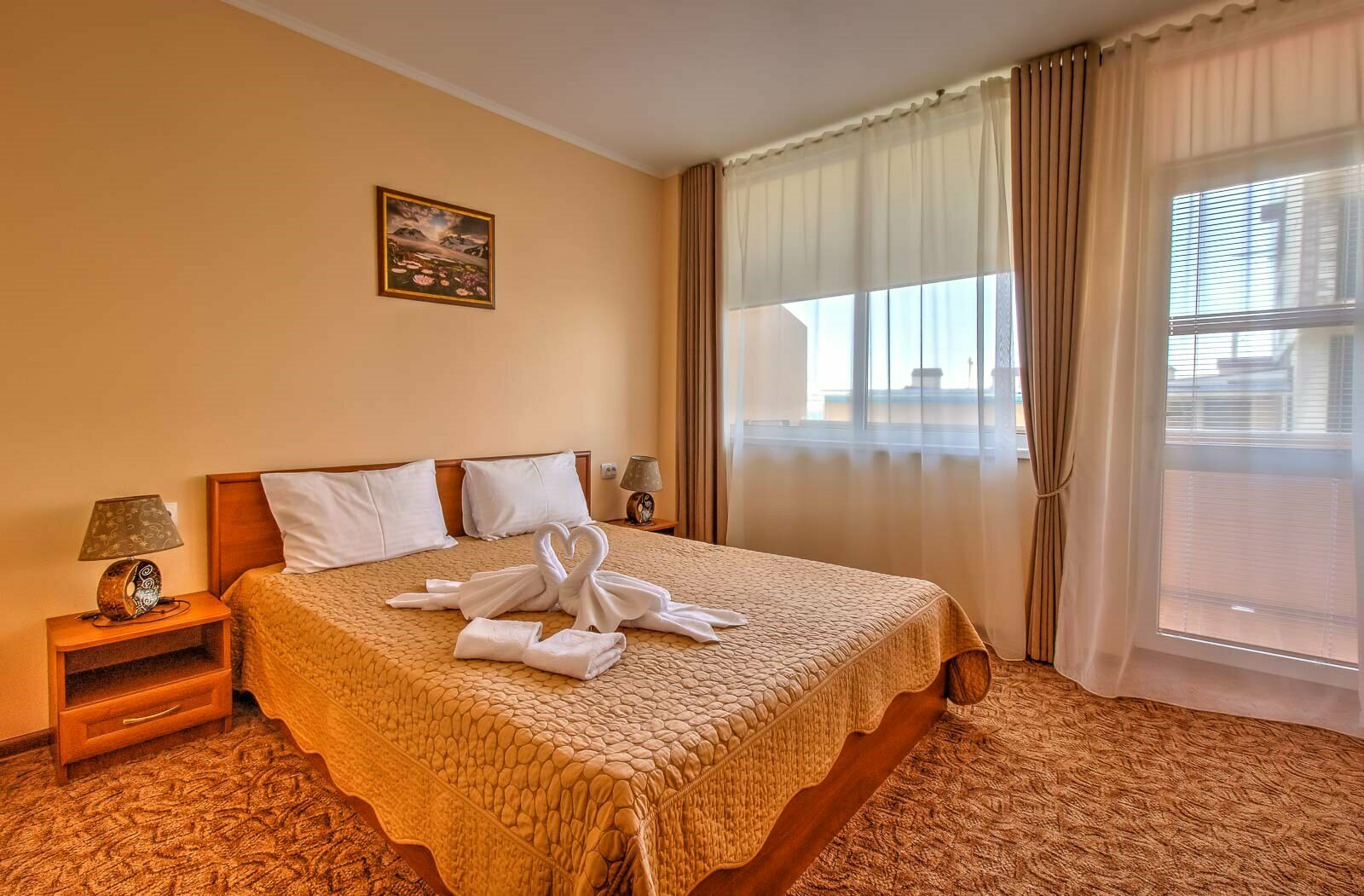 Стандарт боковой вид на море с балконом. Находятся во втором корпусе,  обратите внимания что подъем к корпусу по ступенькам через внутренний дворик Отеля. Парковки,Лифта нет!