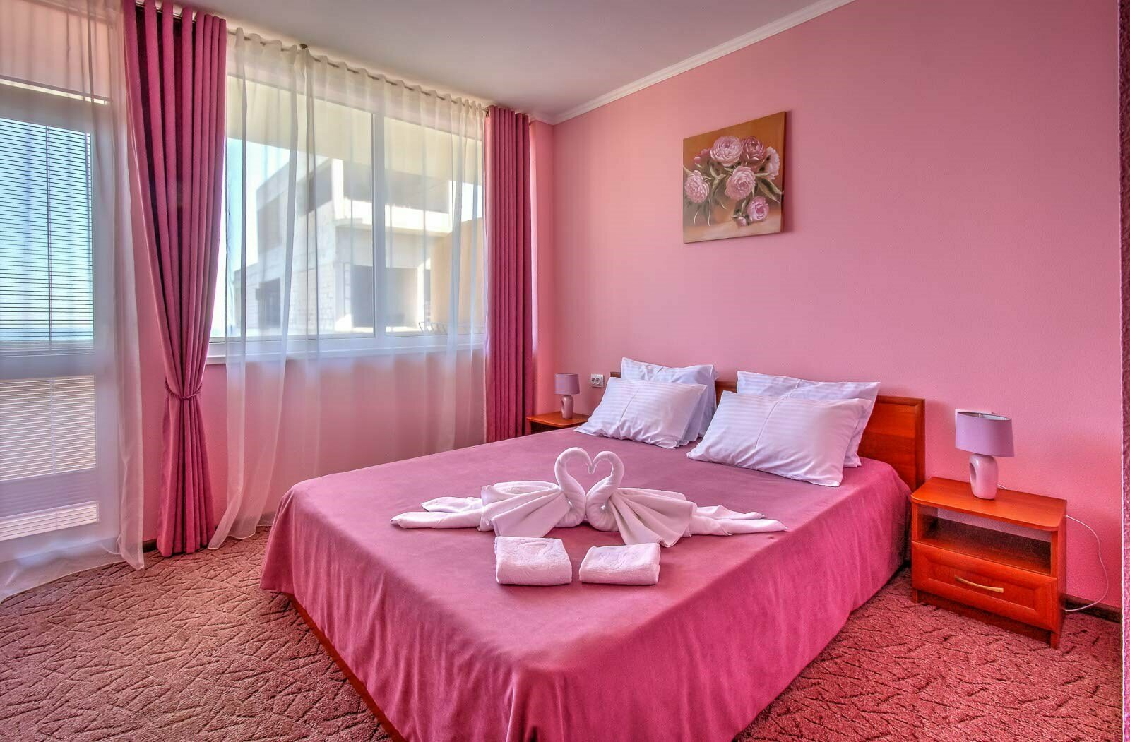 Стандарт боковой вид на море с балконом. Находятся во втором корпусе,  обратите внимания что подъем к корпусу по ступенькам через внутренний дворик Отеля. Парковки,Лифта нет!