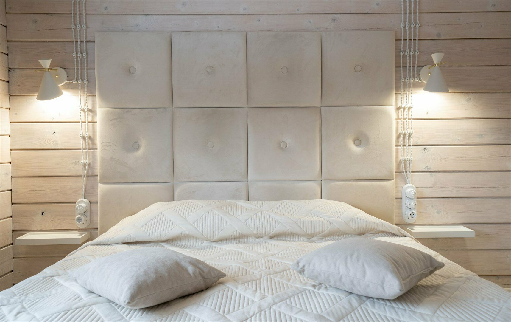 Дом из бруса с 2 спальнями, камином и баней из липы 4+2