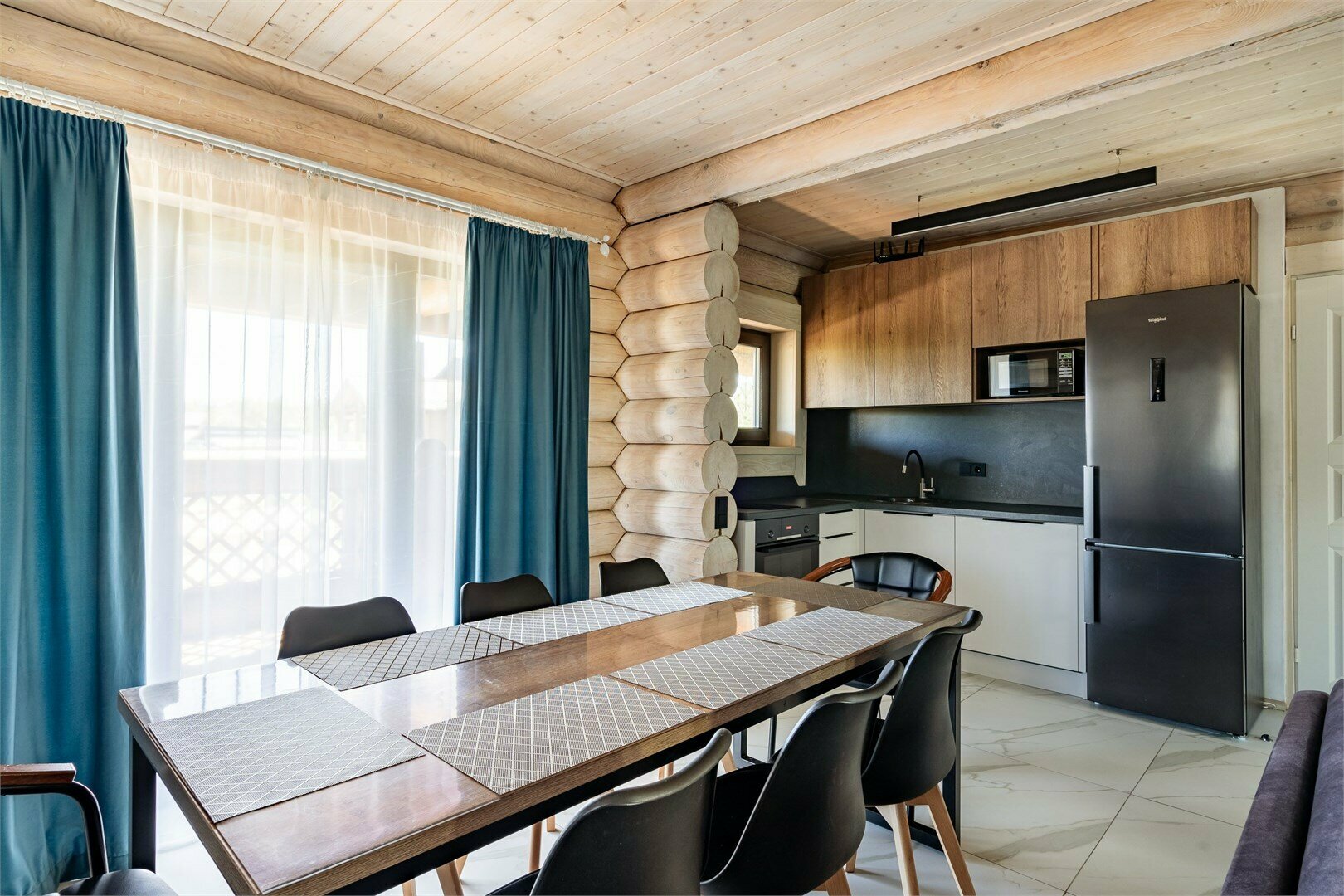 Дом двухэтажный с 3 спальнями и сауной 6+4