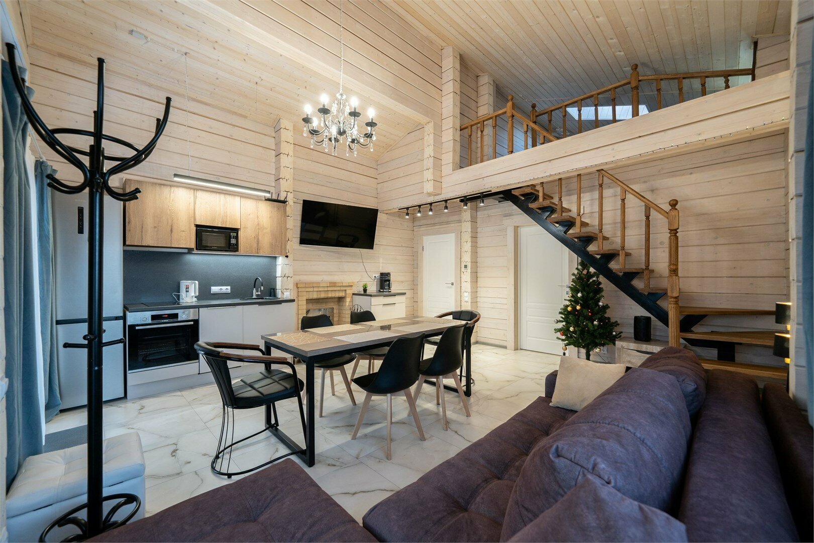 Дом из бруса с 2 спальнями, камином и баней из осины 4+2