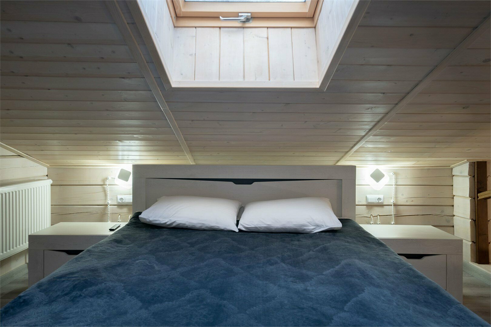 Дом из бруса с 2 спальнями, камином и баней из осины 4+2