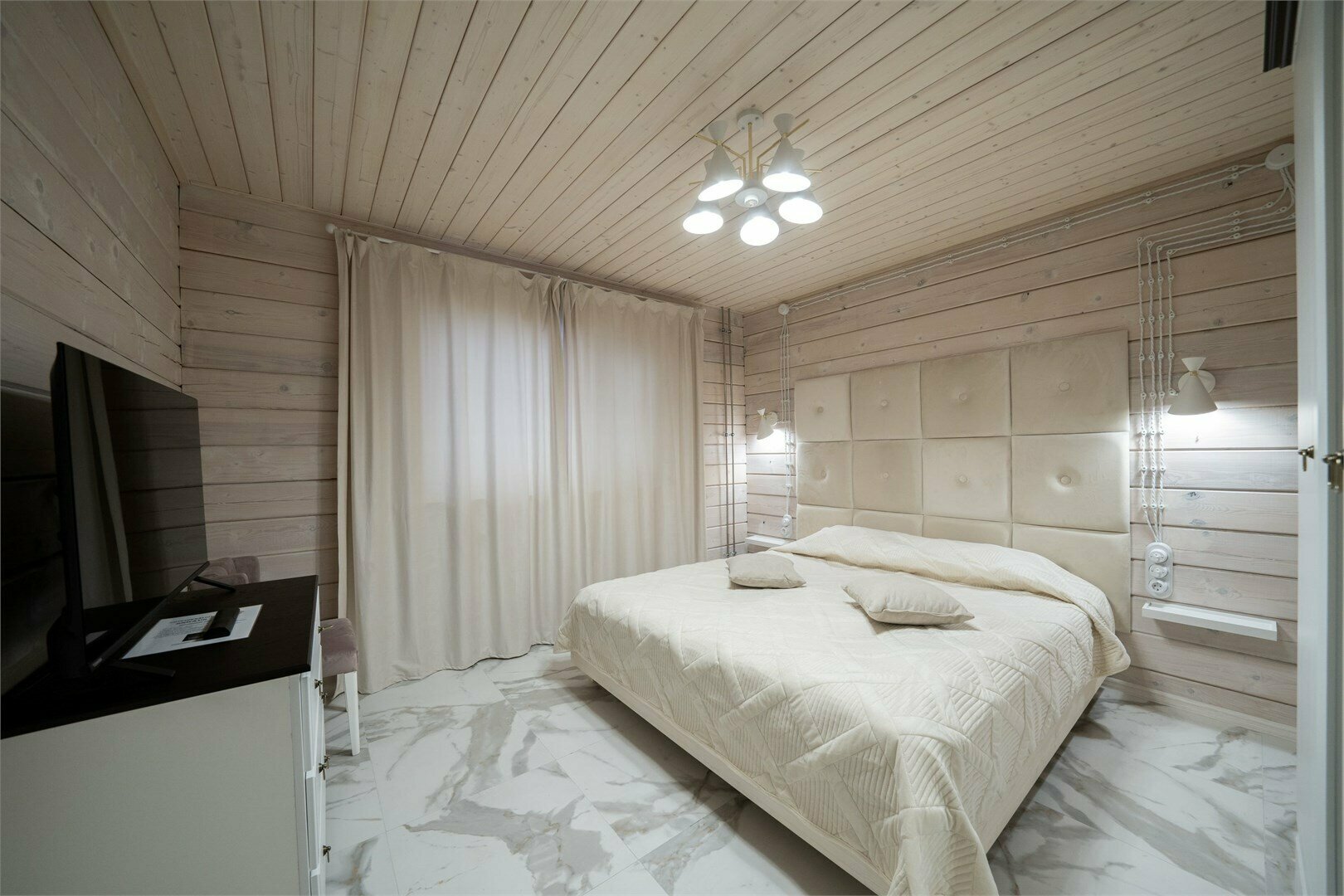 Дом из бруса с 2 спальнями, камином и баней из липы 4+2