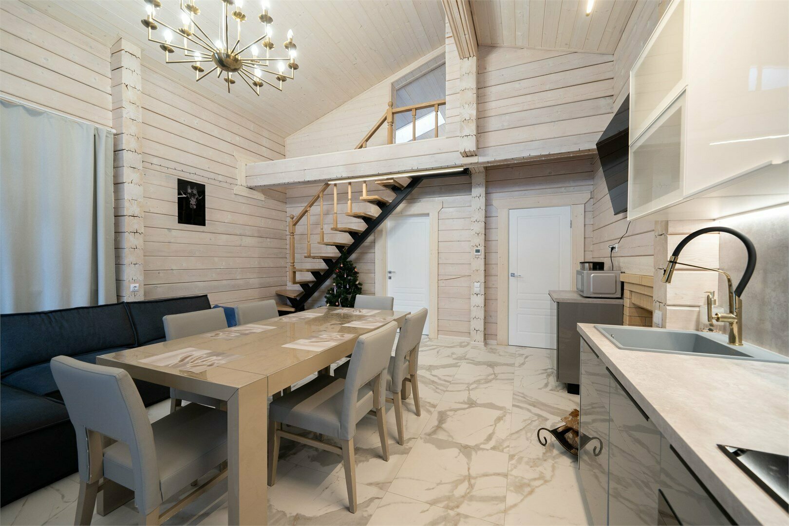 Дом из бруса с 2 спальнями, камином и баней из липы 4+2