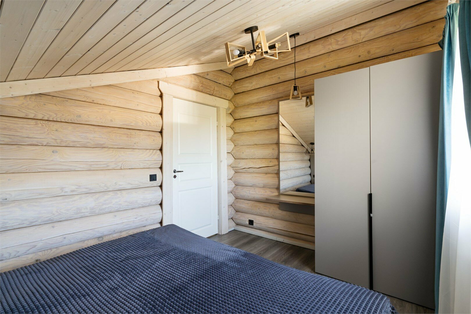 Дом двухэтажный с 3 спальнями и сауной 6+4