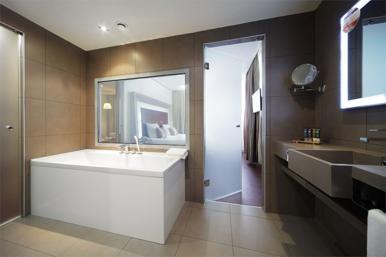 Номер Suite с двуспальной кроватью и диваном