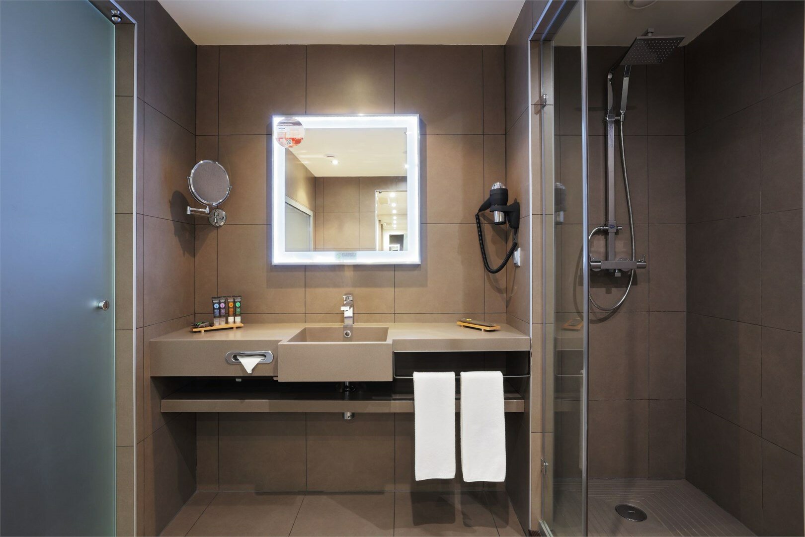 Номер Suite с двуспальной кроватью и диваном