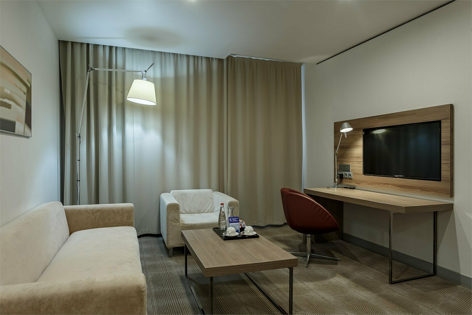 Номер Suite с двуспальной кроватью и диваном