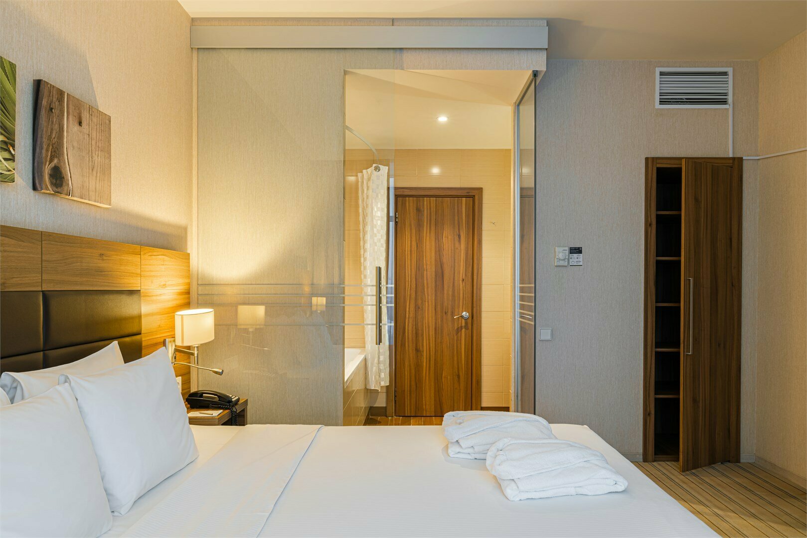 Люкс с панорамным видом на парк и пруд