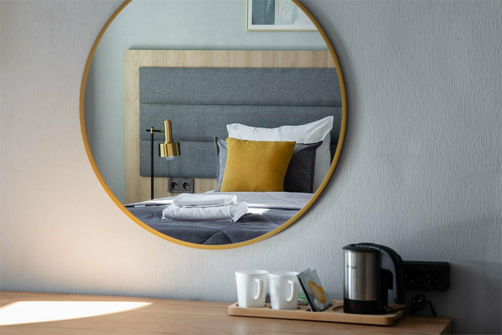 Улучшенный номер с балконом и видом на весь Невский проспект, 4-й этаж