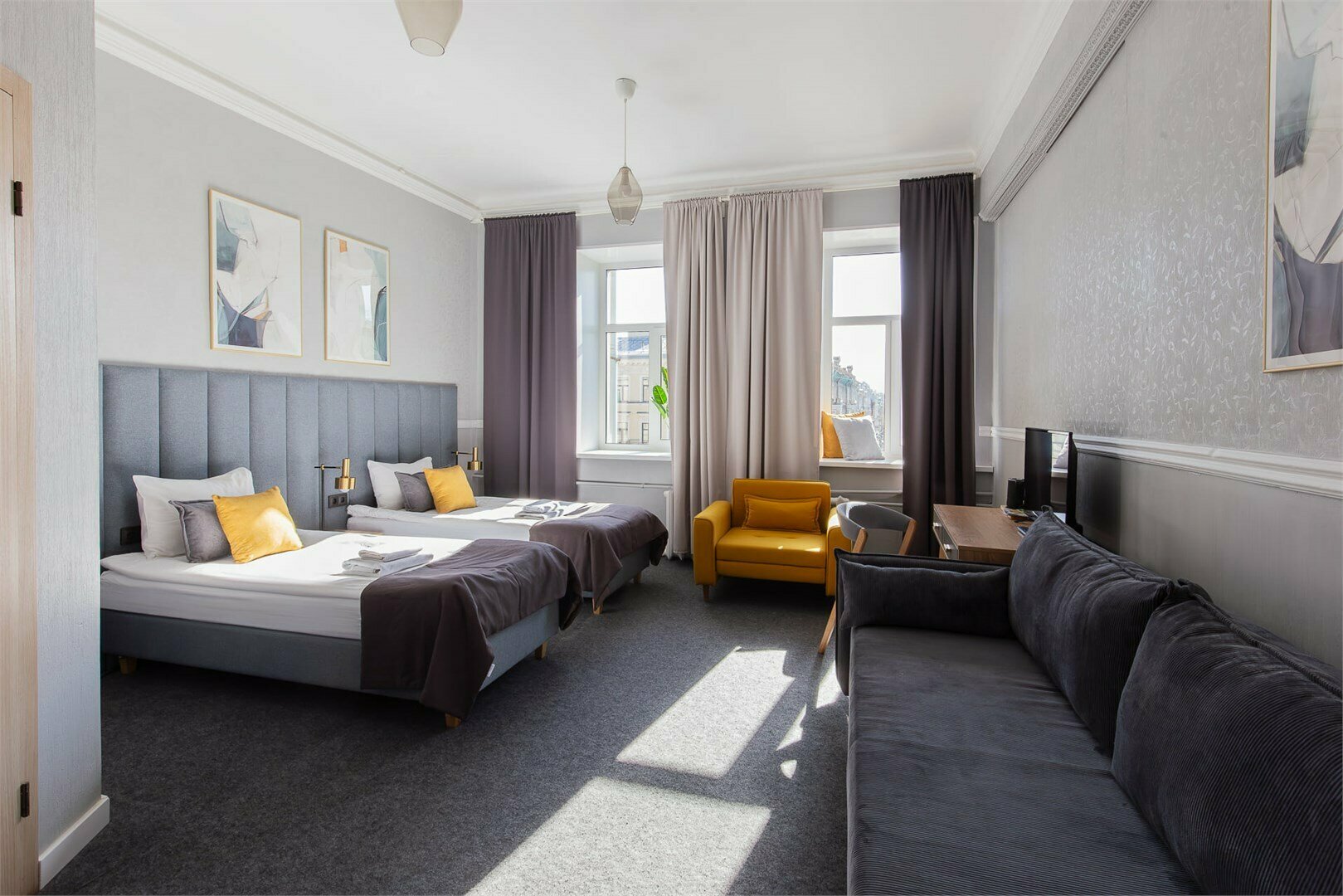 Улучшенный номер с видом из окон на Невский проспект, 4-й этаж