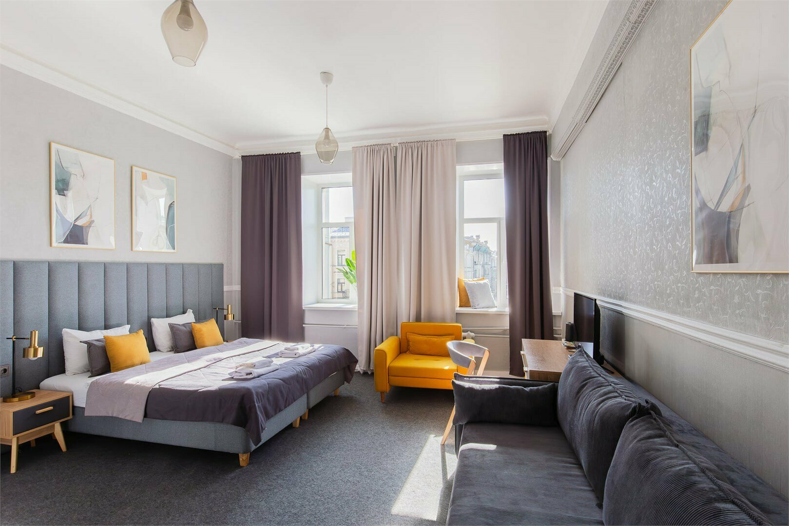 Улучшенный номер с видом из окон на Невский проспект, 4-й этаж