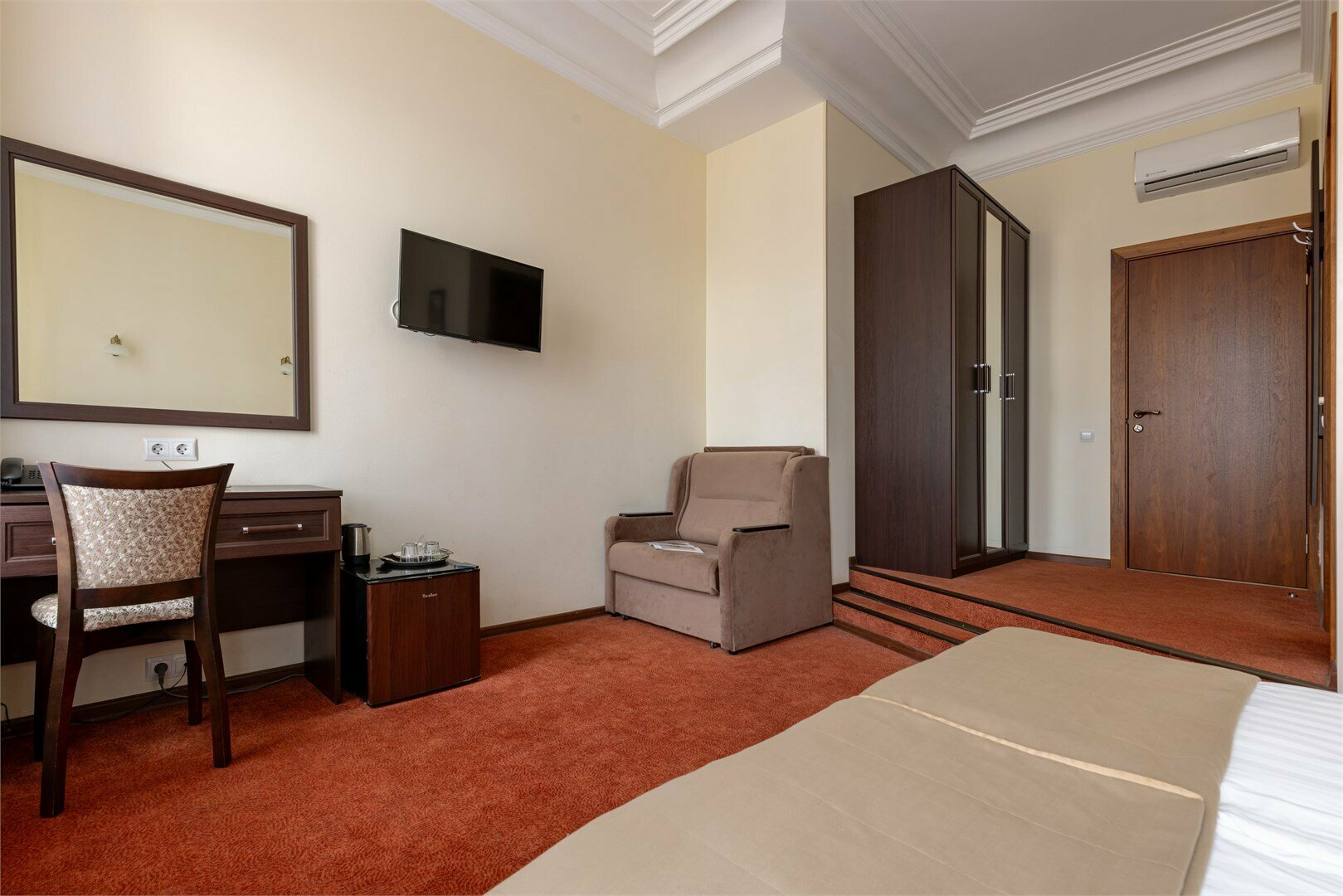 Улучшенный номер с 1 кроватью/2 раздельными кроватями, креслом и видом во двор