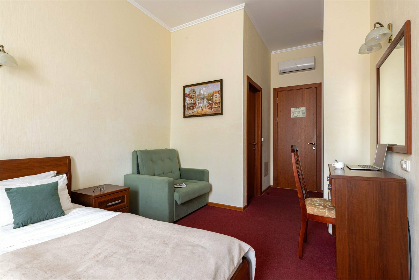 Улучшенный номер с 1 кроватью/2 раздельными кроватями, креслом и видом во двор