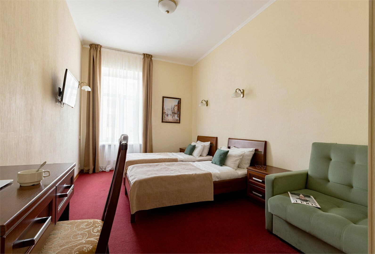 Улучшенный номер с 1 кроватью/2 раздельными кроватями, креслом и видом во двор