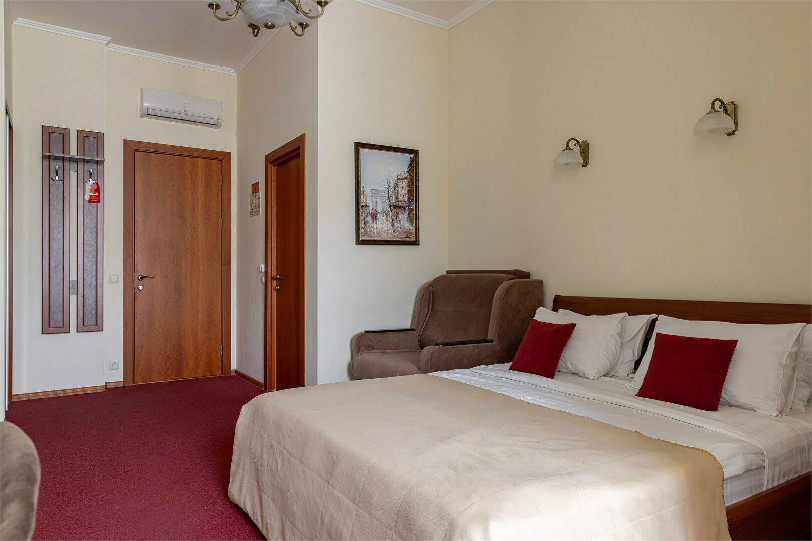 Большой номер с 1 кроватью, креслом и видом на Рубинштейна