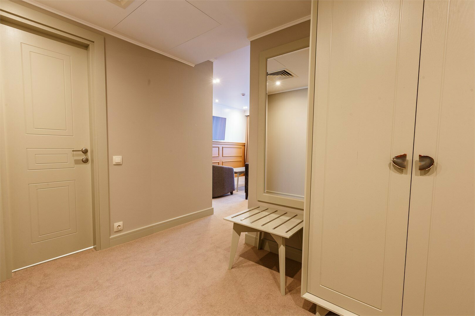 Джуниор Сюит