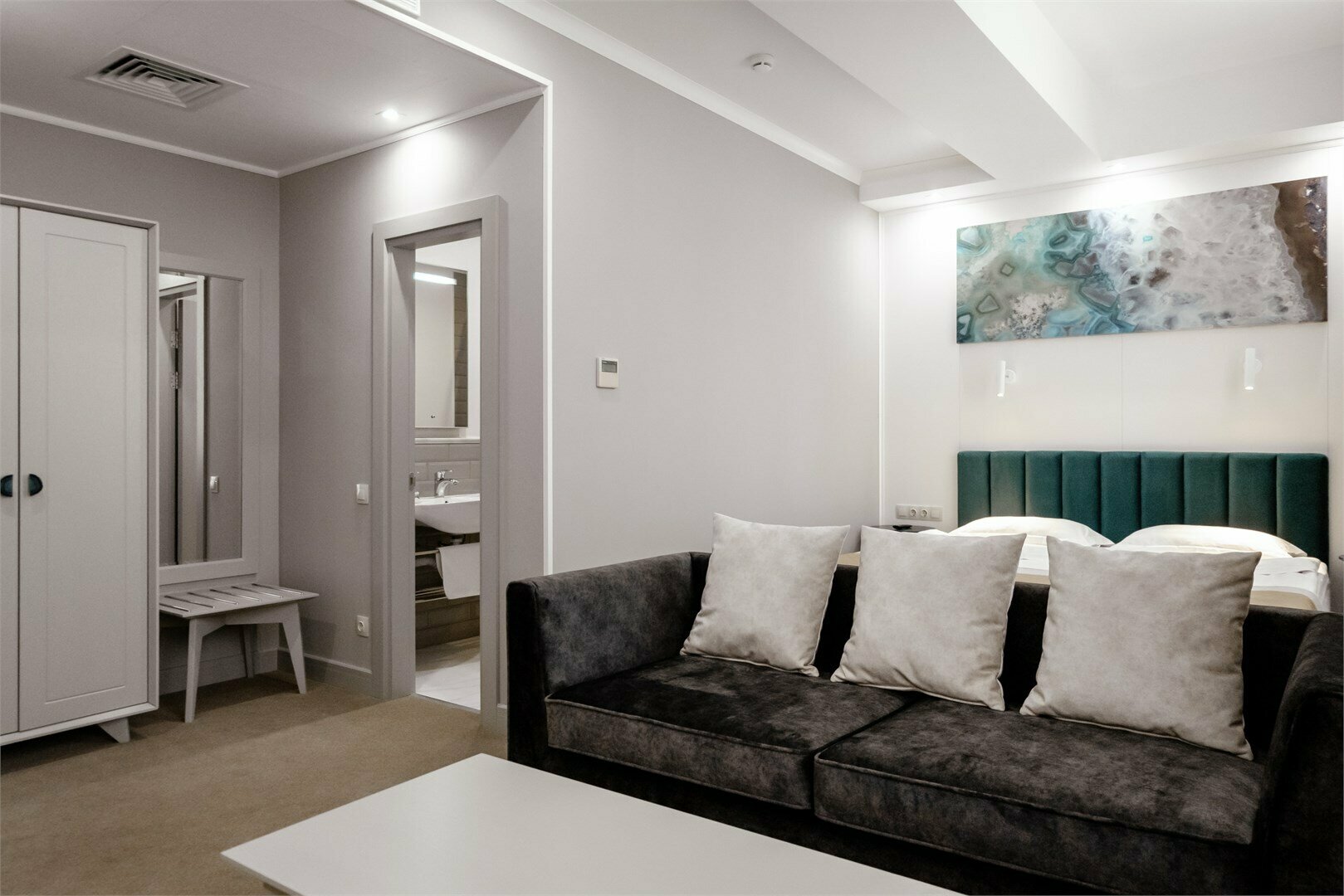 Джуниор Сюит