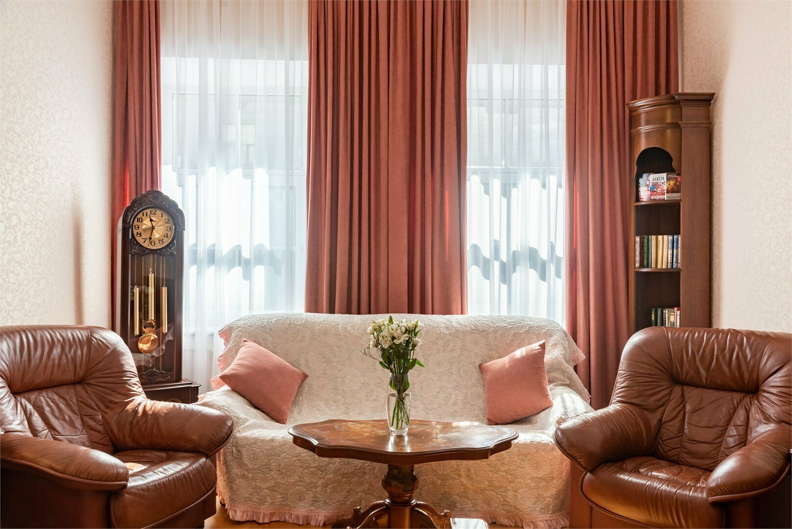 Квартира 2 этаж двухкомнатная у Дворцовой площади