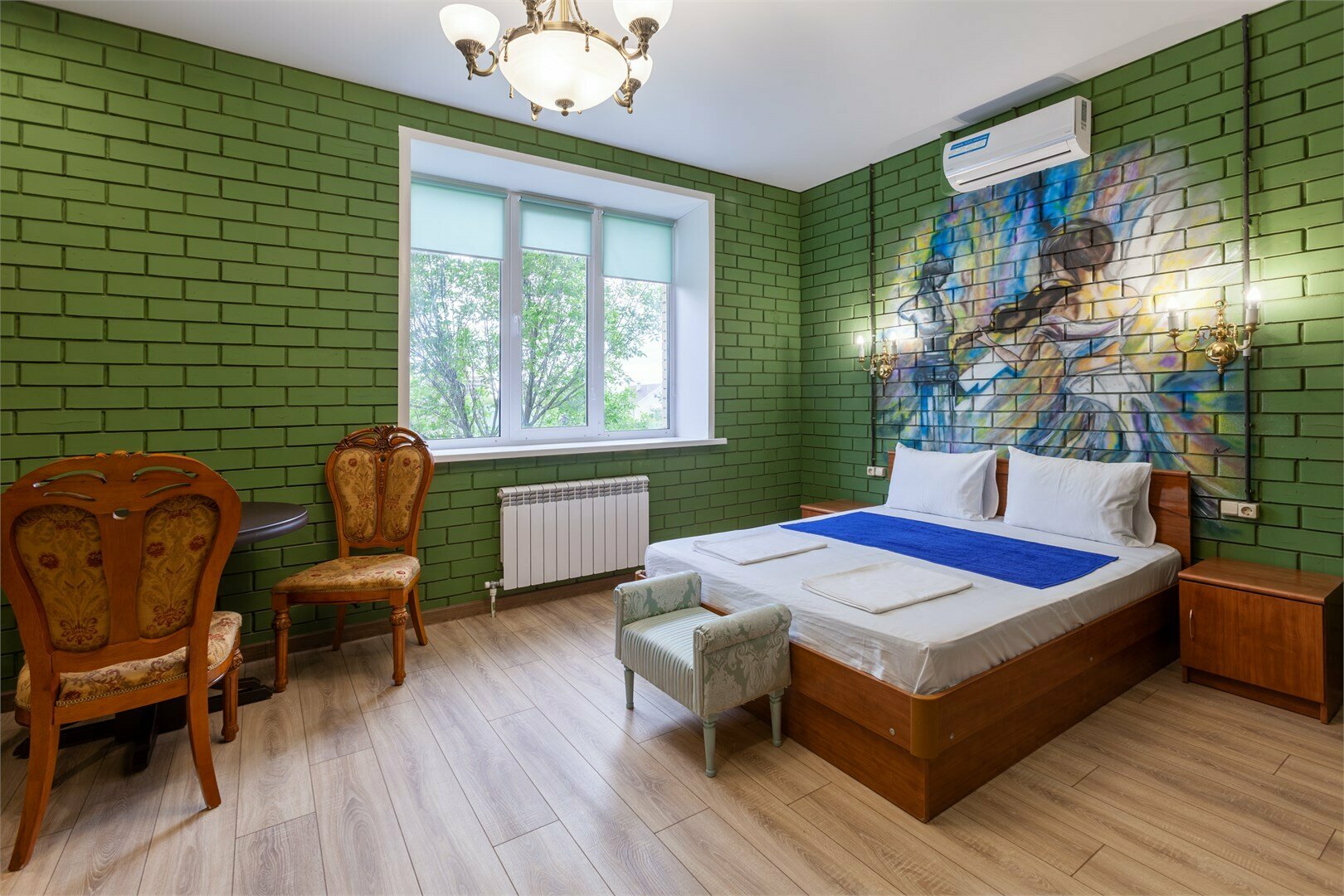 323- "Англия". Двухкомнатные апартаменты с камином, кроватью "King- size", односпальной кроватью и кухней. Новый 2 корпус, бесплатная стоянка