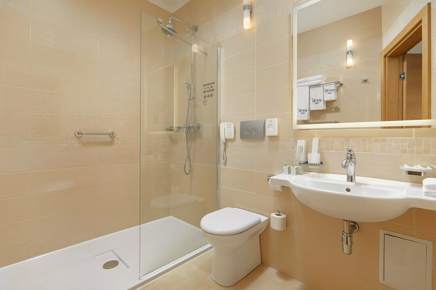 Делюкс с большой кроватью и диваном