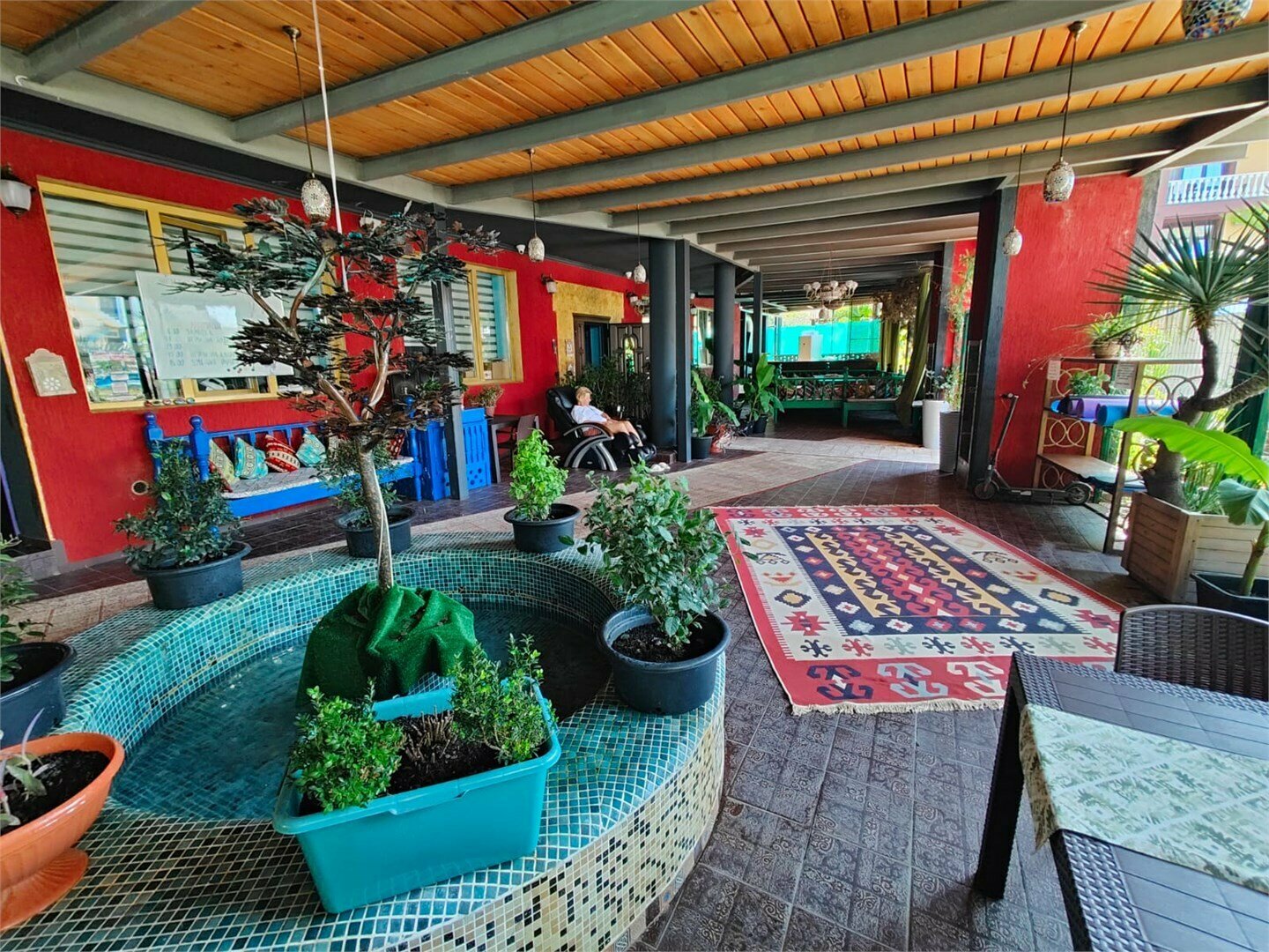 Трехместный номер с одной двуспальной, одной полутораспальной и одной односпальной кроватями с балконом