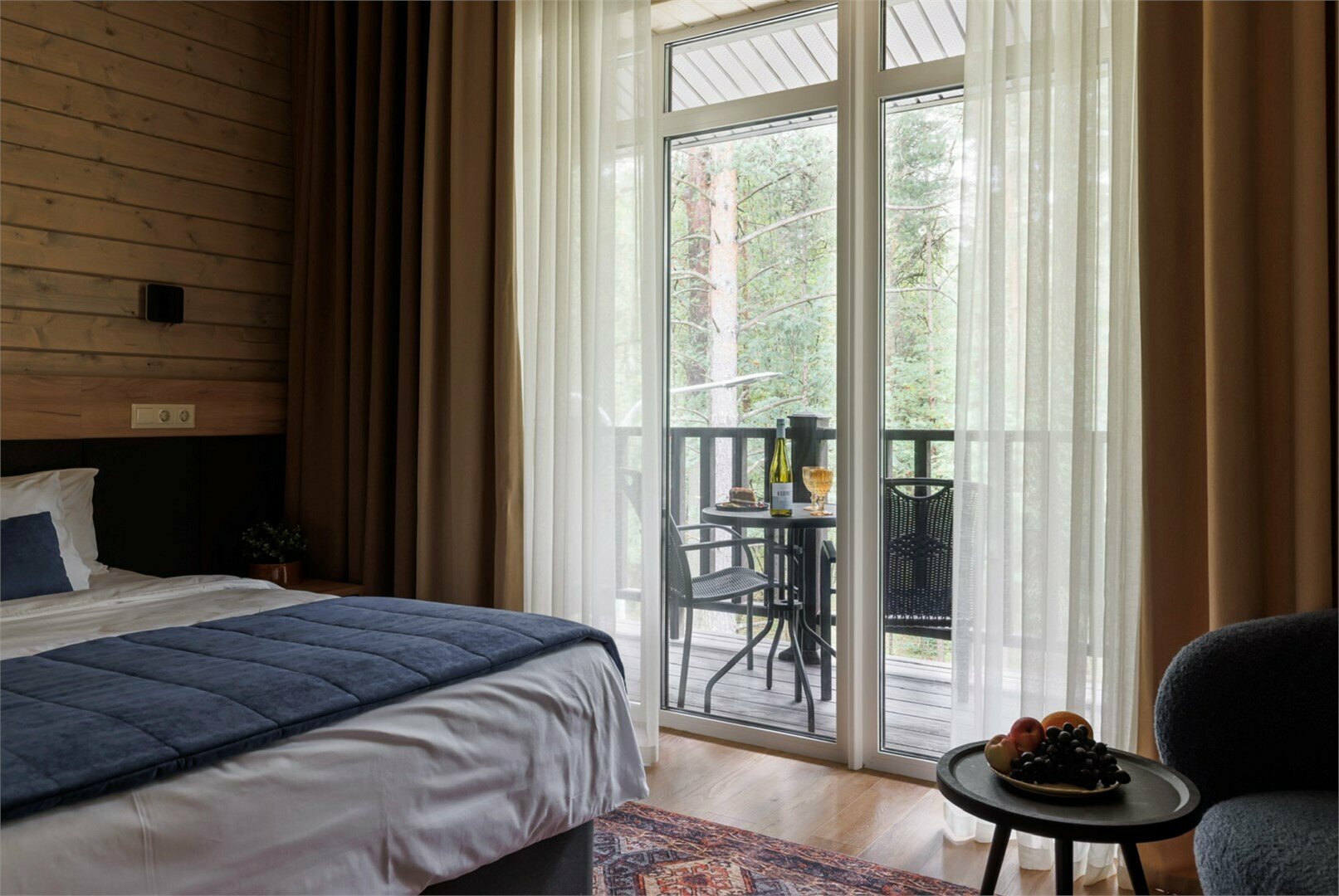 Комфорт с одной большой двуспальной кроватью, с балконом и видом на лес