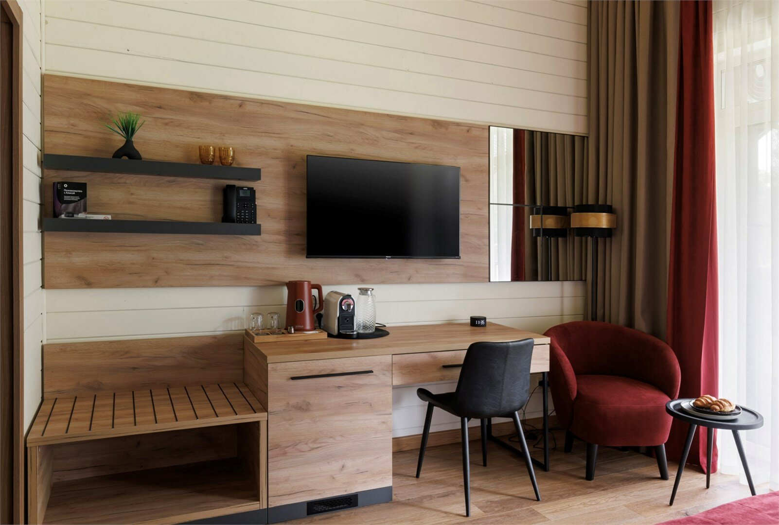 Комфорт с одной большой двуспальной кроватью, с балконом и видом на лес