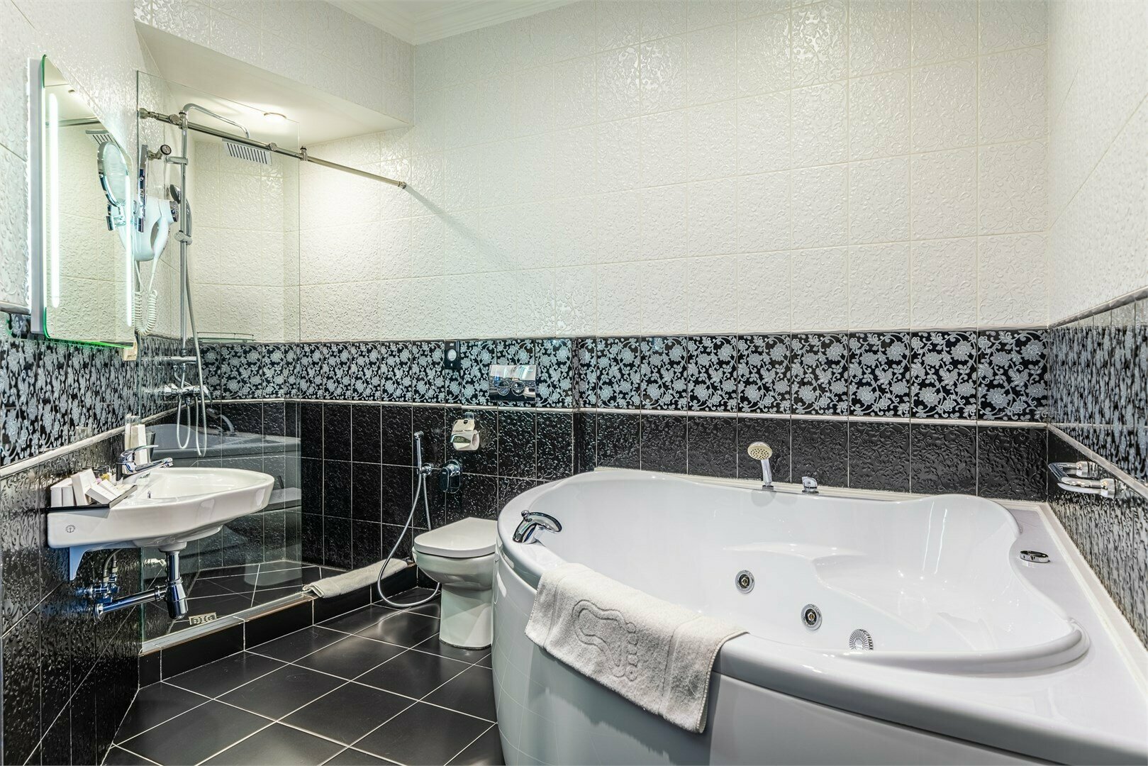 Люкс с двуспальной кроватью «king-size», балконом, джакузи