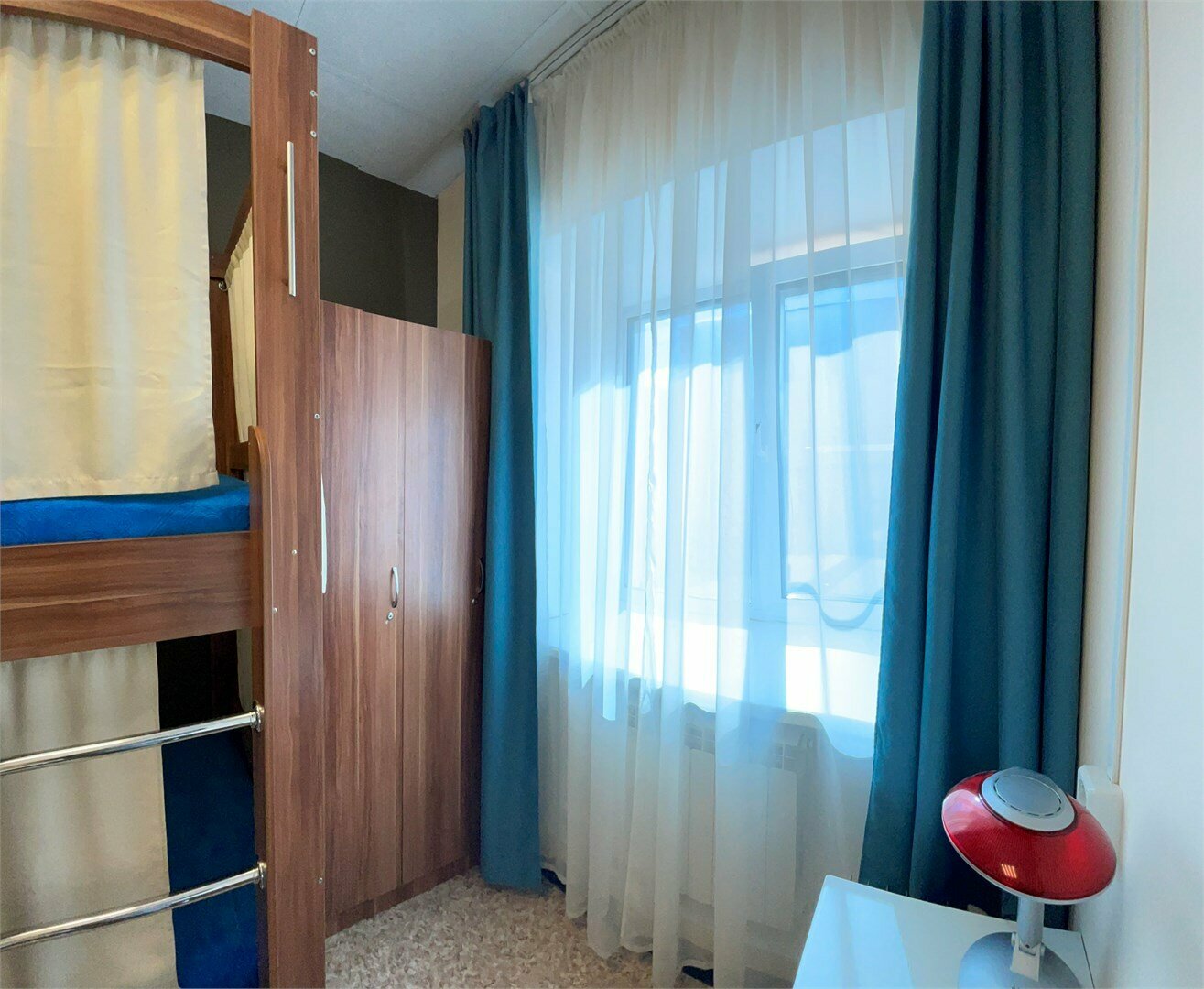 Спальное место на двухъярусной кровати в общем номере для женщин