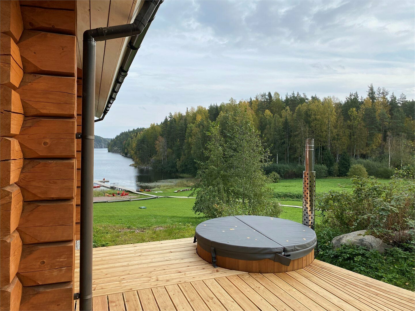 Желтый дом с видом на озеро и возможностью купели на дровах