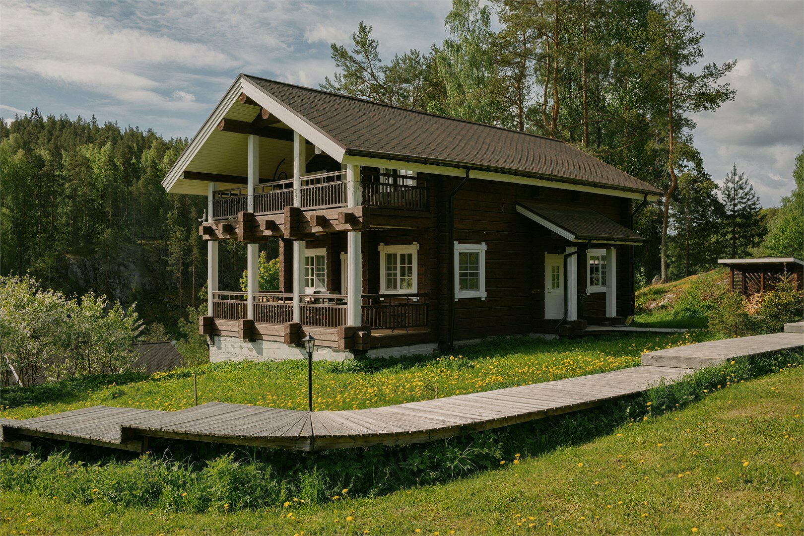 Коричневый дом с видом на озеро и возможностью купели на дровах