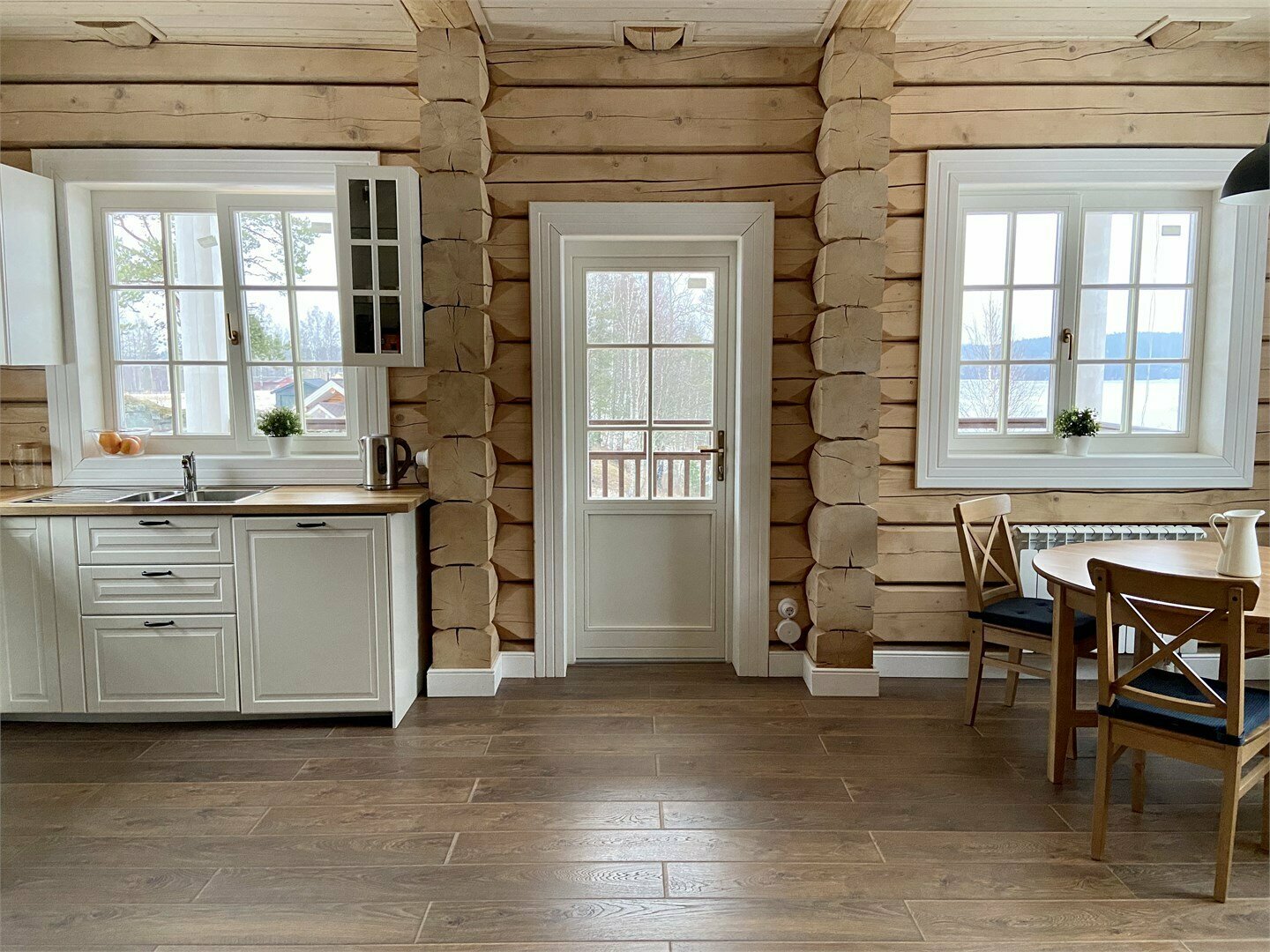 Коричневый дом с видом на озеро и возможностью купели на дровах