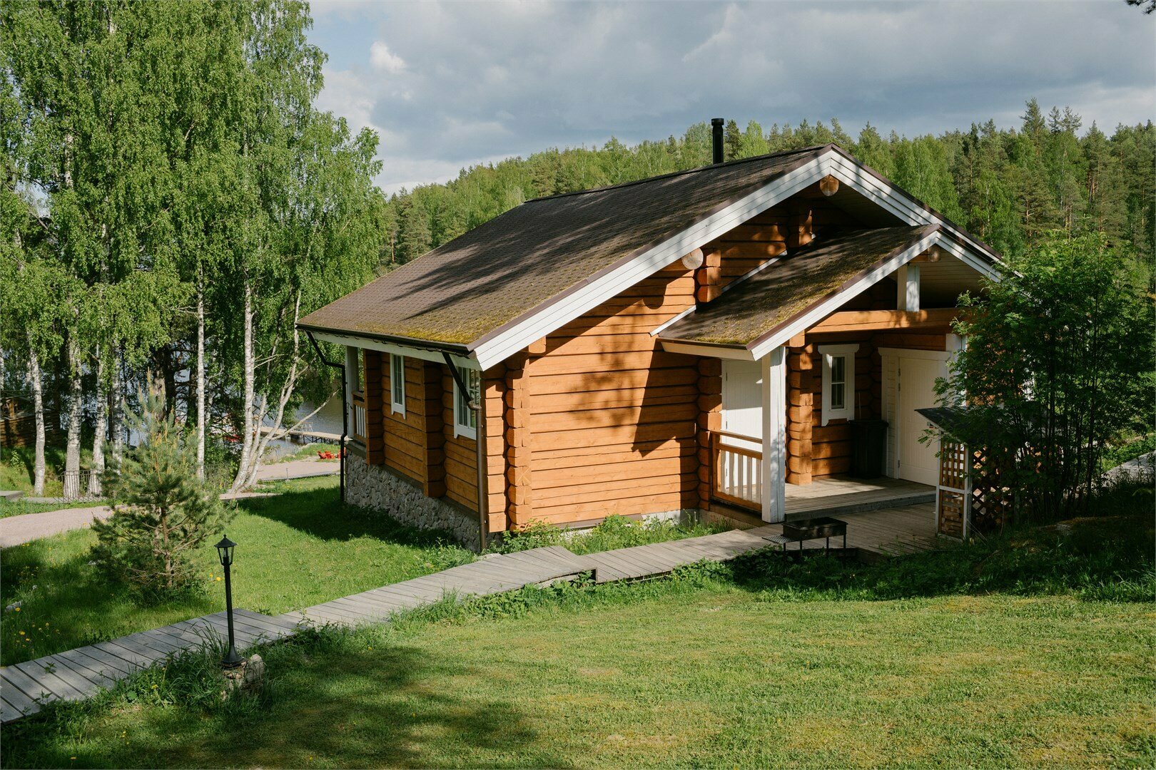 Желтый дом с видом на озеро и возможностью купели на дровах