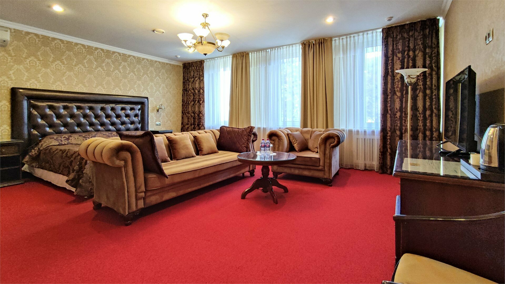 Джуниор сюит 35 кв.м /общая кровать/