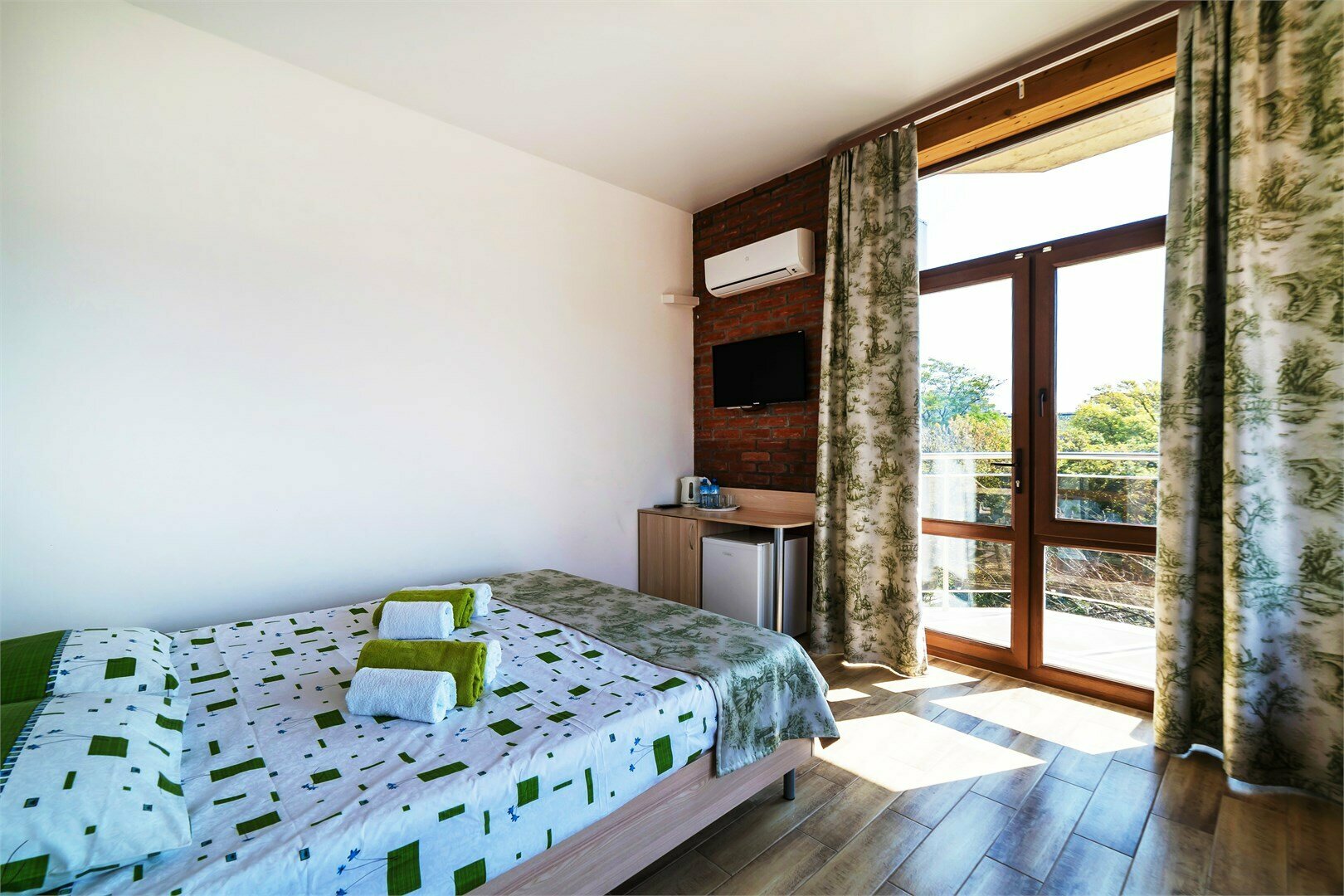 Двухместный номер "Делюкс" ПАНОРАМА с балконом, вид на море, 2-3 этаж